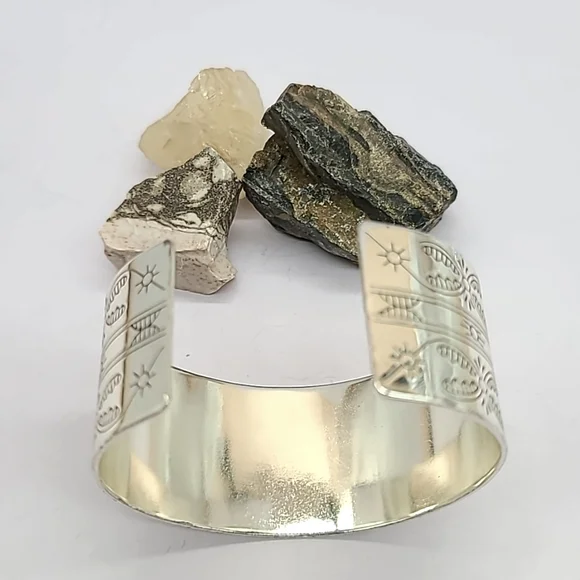 Brighton "SOUTHWEST DREAMS" Retired Wide Cuff with Etched Tribal Motifs! Rare! - Picture 7 of 14